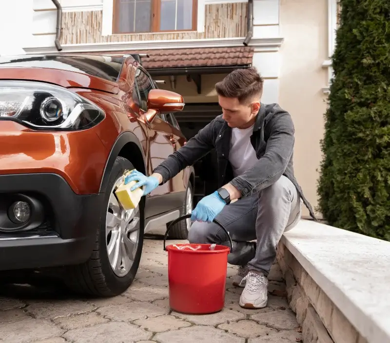 Lavage auto à domicile Étival : professionnel intervenant sur un véhicule